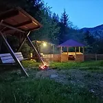 на скелі