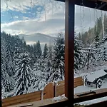 на скелі Feriehus