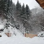 на скелі Feriehus *