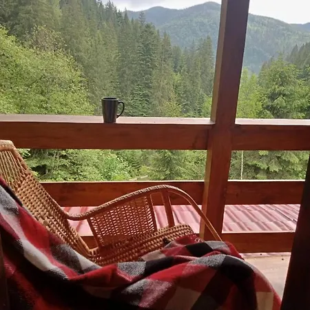 на скелі 펜션