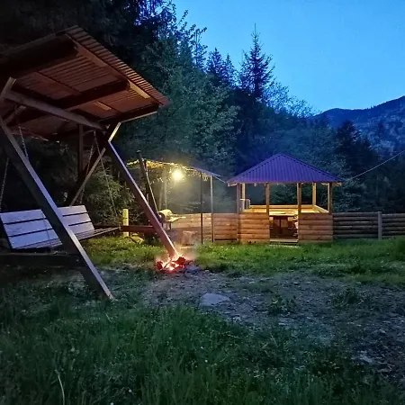 на скелі