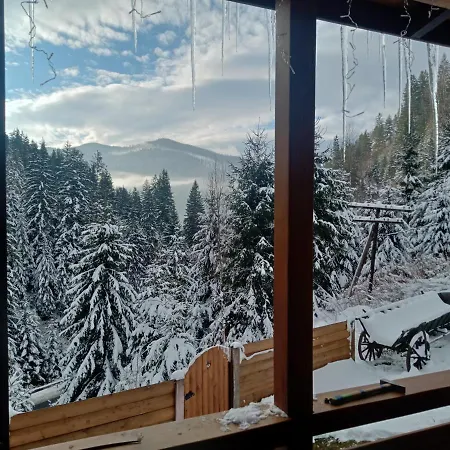 на скелі 펜션