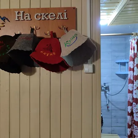 на скелі