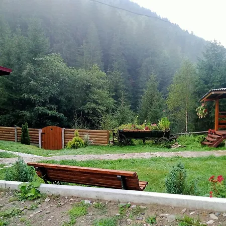 на скелі *