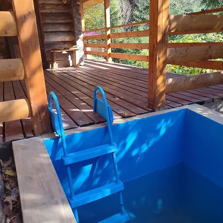 на скелі 펜션 *