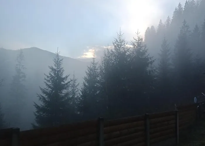 на скелі *