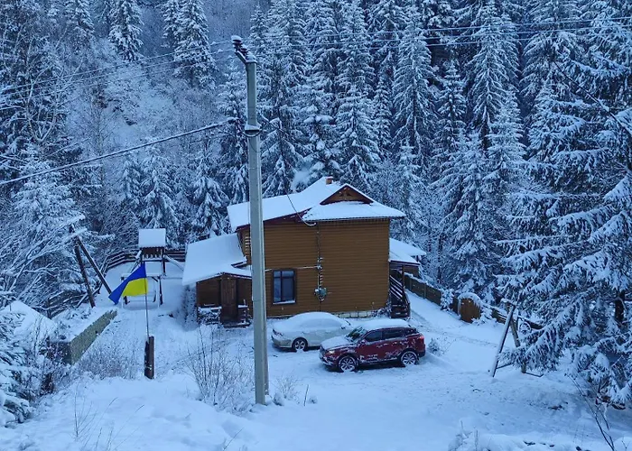 на скелі