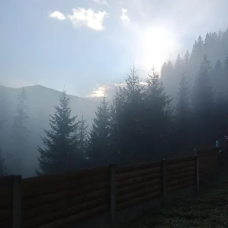 на скелі *