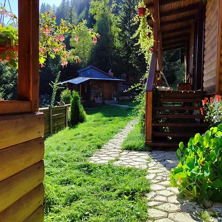 Nyaraló на скелі *