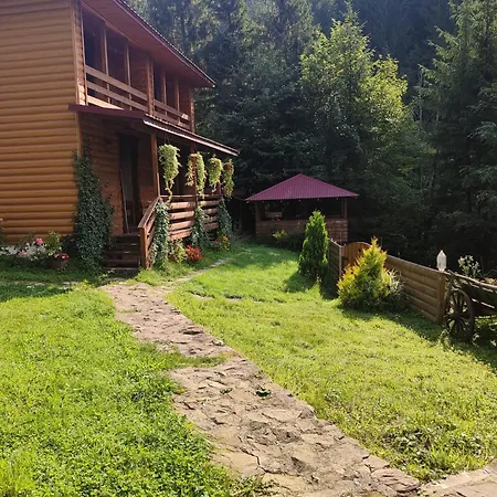 Nyaraló на скелі *
