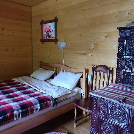на скелі *