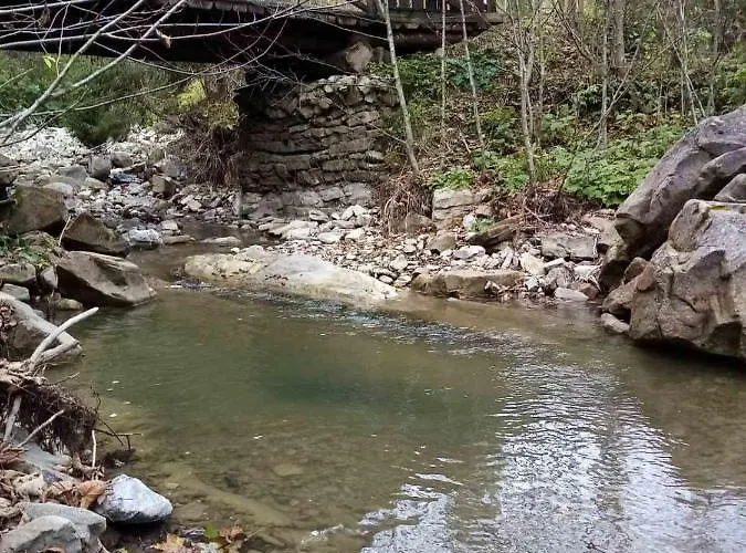 Nyaraló на скелі *
